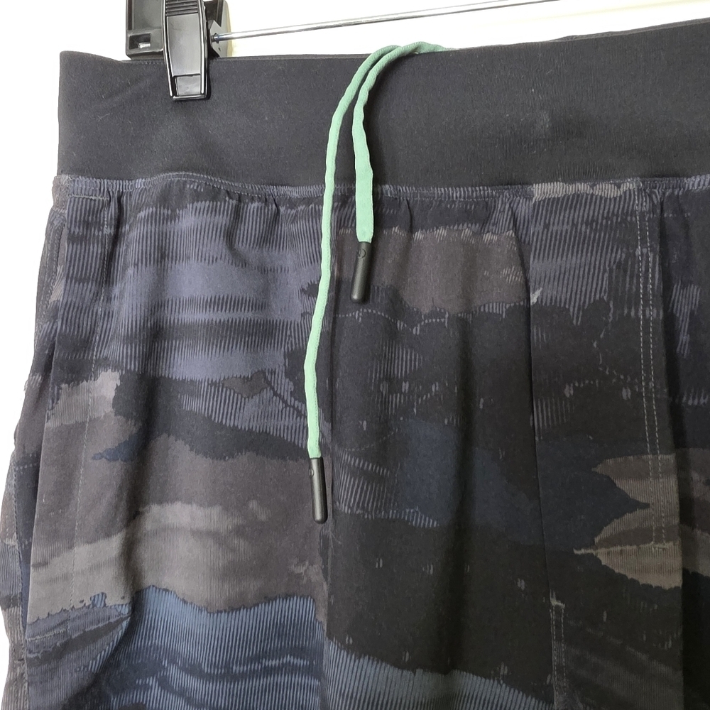 Lululemon Abstract print Athleasure shorts - Picture 2 of 10